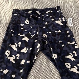 NWT Old Navy PowerPress Go-Dry 7/8 Leggings